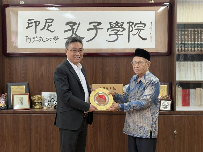 双方交换礼物。活动主办方供图