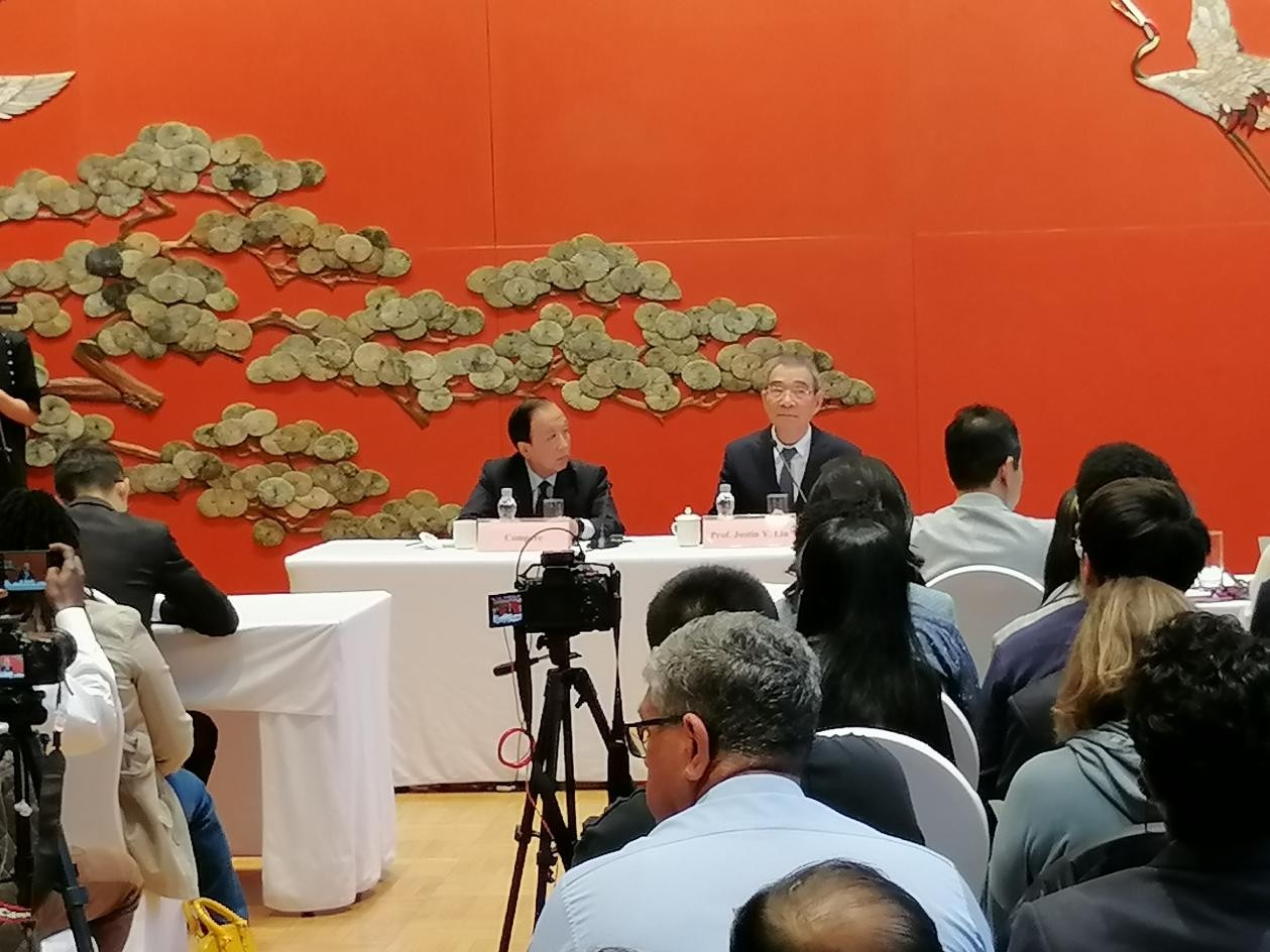图为21日举行的“临甲7号沙龙”，林毅夫（右一）在回答中外媒体记者的提问。 人民网记者 李潇摄
