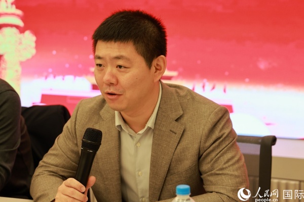 中国驻里约热内卢总领馆领侨处处长齐冀在座谈会上致辞。人民网记者 陈海琪摄