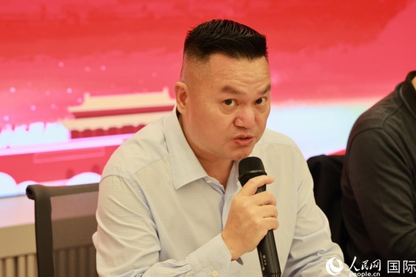 巴西和统会会长张小春在座谈会上致辞。人民网记者 陈海琪摄