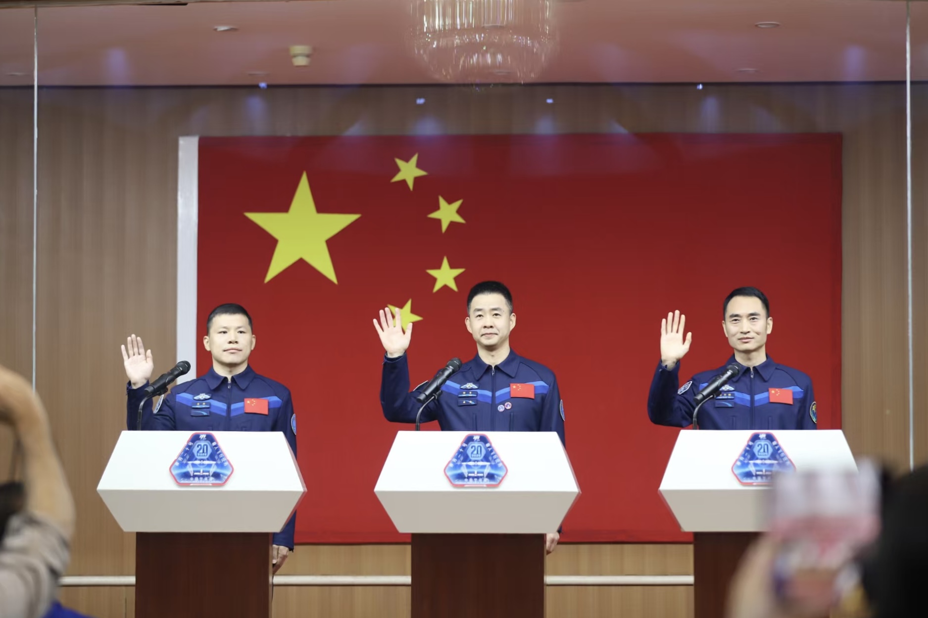 4月23日,神舟二十号航天员乘组在酒泉卫星发射中心问天阁与中外媒体记者集体见面。人民网记者 黄帆摄