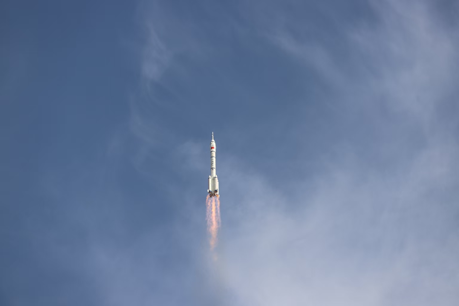 长征二号F遥二十运载火箭点火发射。人民网记者 黄帆摄