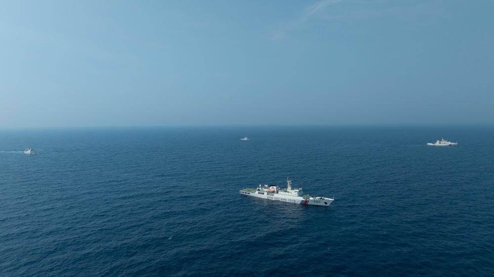 4月22日，中越海警舰艇编队在北部湾海域开展联合巡逻。（中国海警供图）