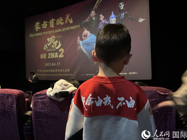 图为首映式现场，一位小朋友身穿带有《哪吒2》电影元素的衣服。人民网记者 张朋辉摄