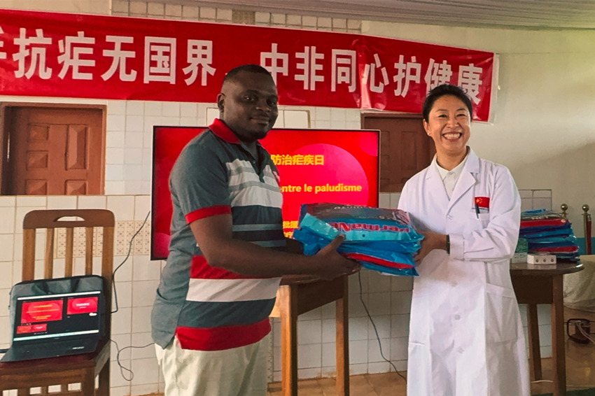 【3】赠送抗疟物资。中国（山西）第24批援喀麦隆姆巴尔马尤医疗队 供图