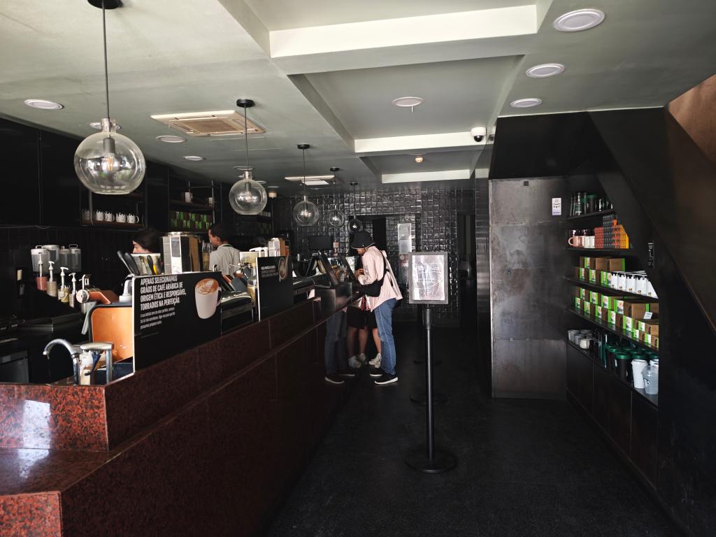 4月28日，在葡萄牙里斯本，顾客在一家停电的咖啡店等候。新华社记者荀伟摄