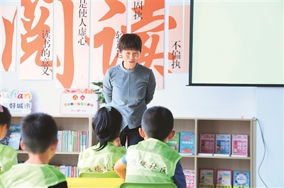田桂月带领孩子共读绘本《点》。李泽罡摄