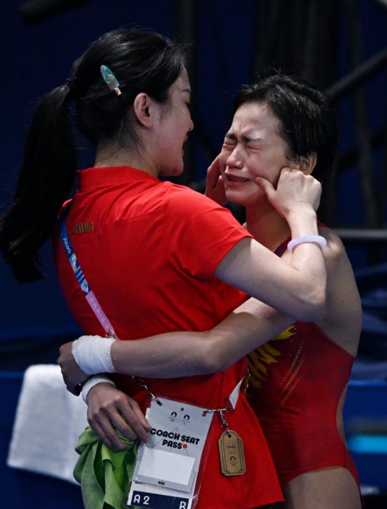 2024年8月6日，中国选手全红婵（右）与教练陈若琳在巴黎奥运会女子10米台决赛后庆祝。新华社记者 王鹏 摄