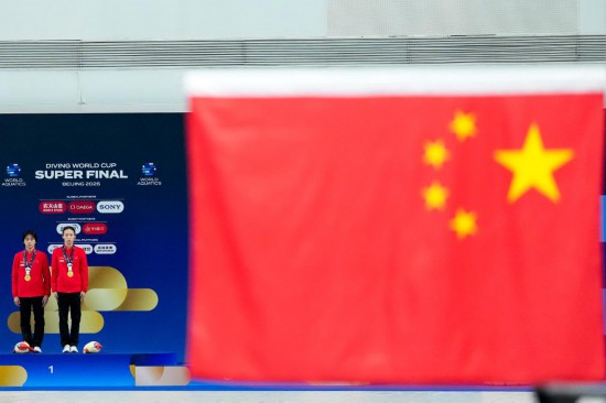 5月2日，获得2025年跳水世界杯总决赛女子双人10米台冠军的中国组合陈芋汐（右）/全红婵在颁奖仪式上。新华社记者 鞠焕宗 摄