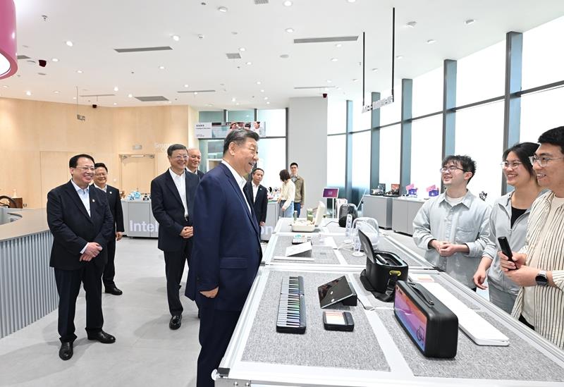 △2025年4月29日，习近平总书记来到上海徐汇区“模速空间”大模型创新生态社区人工智能产品体验店考察。
