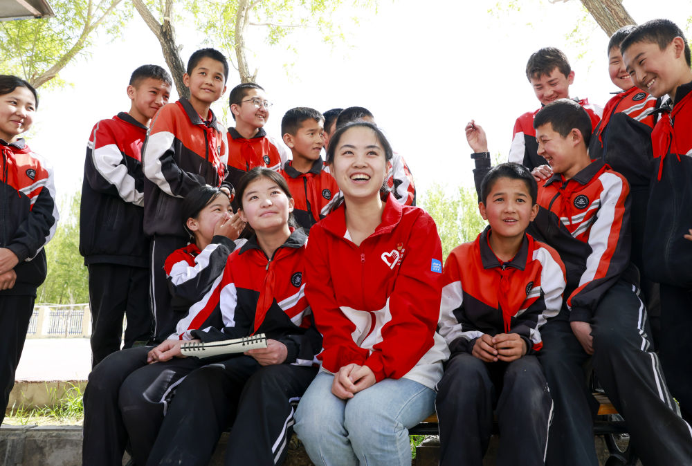 4月23日，在新疆克州阿图什市哈拉峻乡谢依特小学，支教教师高淑贤和学生们在一起。