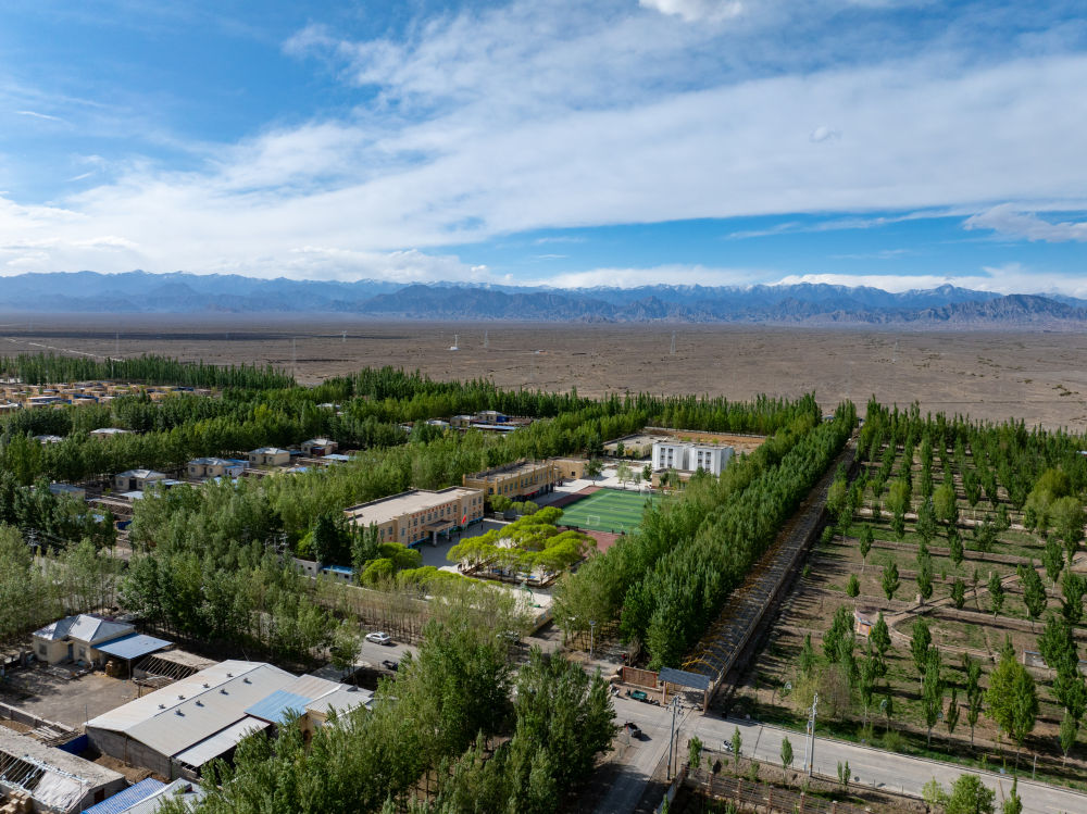 这是4月23日在新疆克州阿图什市哈拉峻乡拍摄的谢依特小学（无人机照片）。