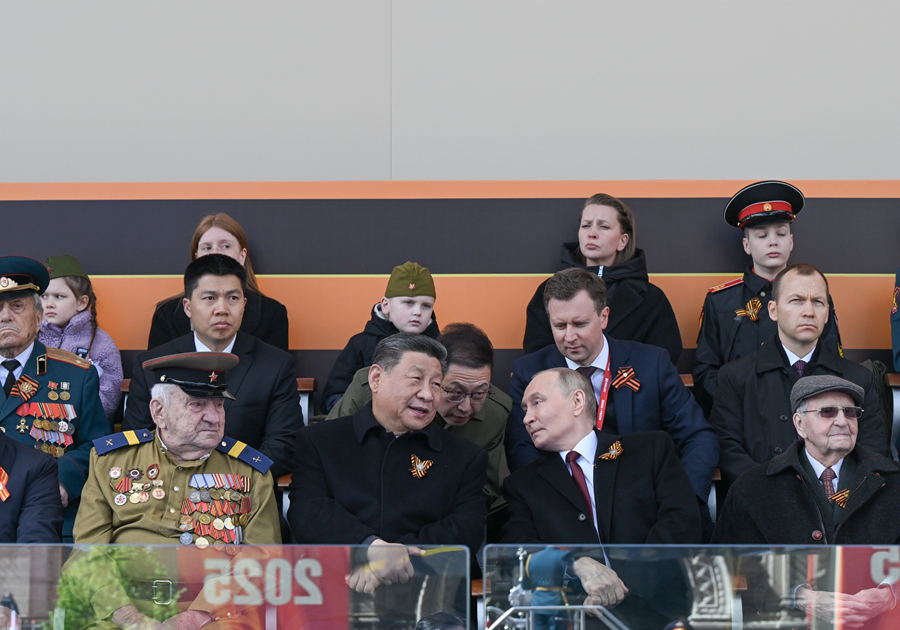 当地时间5月9日，俄罗斯举行盛大庆典，纪念苏联伟大卫国战争胜利80周年。中国国家主席习近平和来自世界20多个国家及国际组织领导人应邀出席庆典。新华社记者 谢环驰 摄
