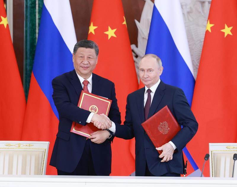 当地时间5月8日，中俄两国元首共同签署《中华人民共和国和俄罗斯联邦在纪念中国人民抗日战争、苏联伟大卫国战争胜利和联合国成立80周年之际关于进一步深化中俄新时代全面战略协作伙伴关系的联合声明》。