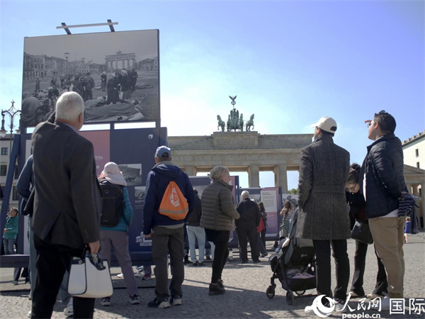 图为勃兰登堡门前，市民们在参观历史图片展。人民网 肖晶摄