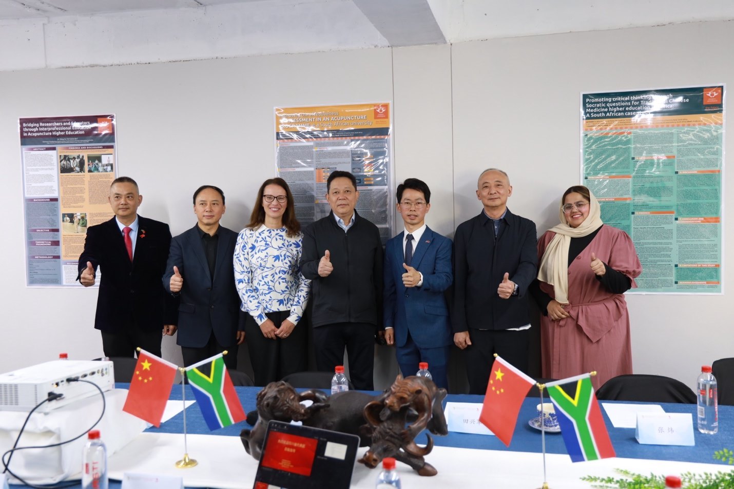 四川省副省长杨兴平及代表团与《补充医学：教育与研究》杂志社团队合影。非洲中医及针灸中心供图