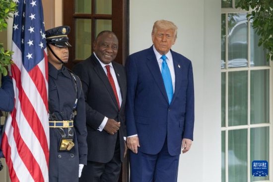 5月21日，美国总统特朗普（右）在华盛顿白宫迎接到访的南非总统拉马福萨（中）。新华社记者 胡友松 摄