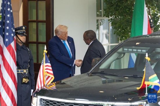 5月21日，美国总统特朗普（左二）在华盛顿白宫迎接到访的南非总统拉马福萨。新华社记者 胡友松 摄