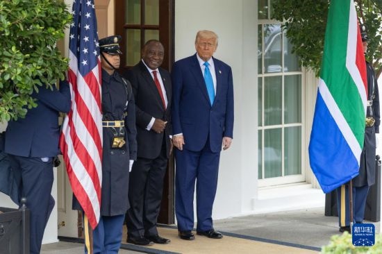 5月21日，美国总统特朗普（右二）在华盛顿白宫迎接到访的南非总统拉马福萨（右三）。新华社记者 胡友松 摄