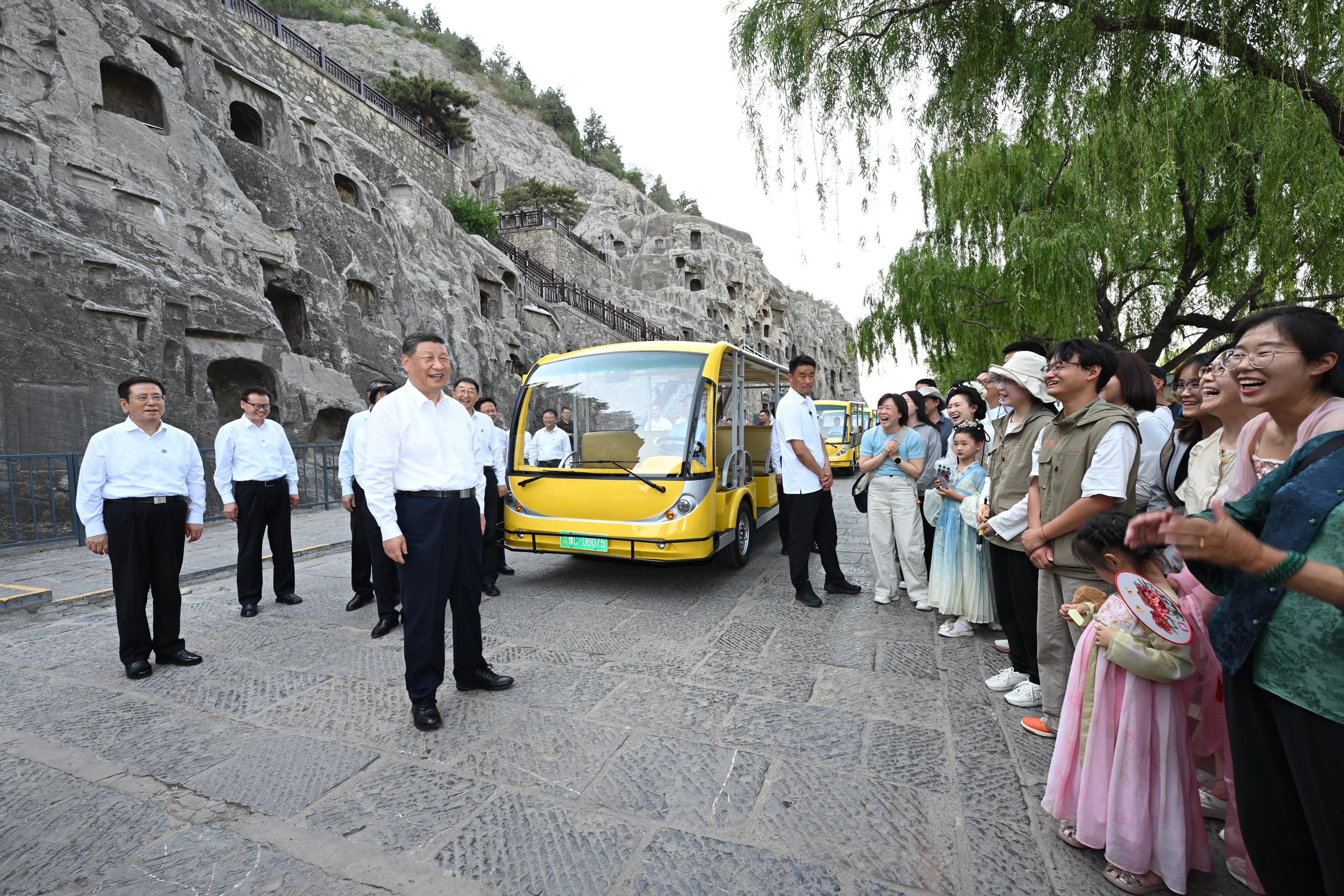 2025年5月19日，习近平总书记在洛阳龙门石窟考察时，同游客亲切交流。