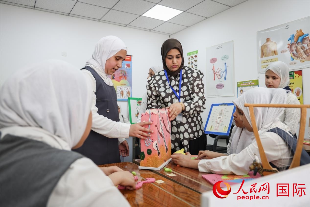 图为阿尔·图拉女子学校学生在上生物课。人民网记者 薛丹摄