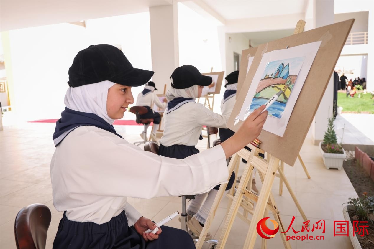 图为阿尔·图拉女子学校学生在上美术课。人民网记者 薛丹摄