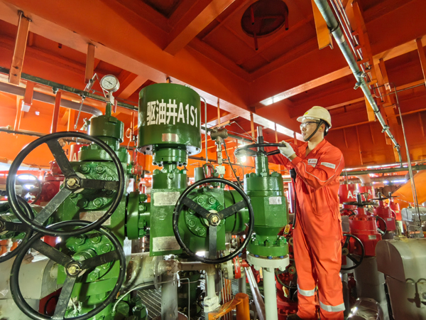 生产人员正在打开二氧化碳驱油井采油树阀门。受访者供图