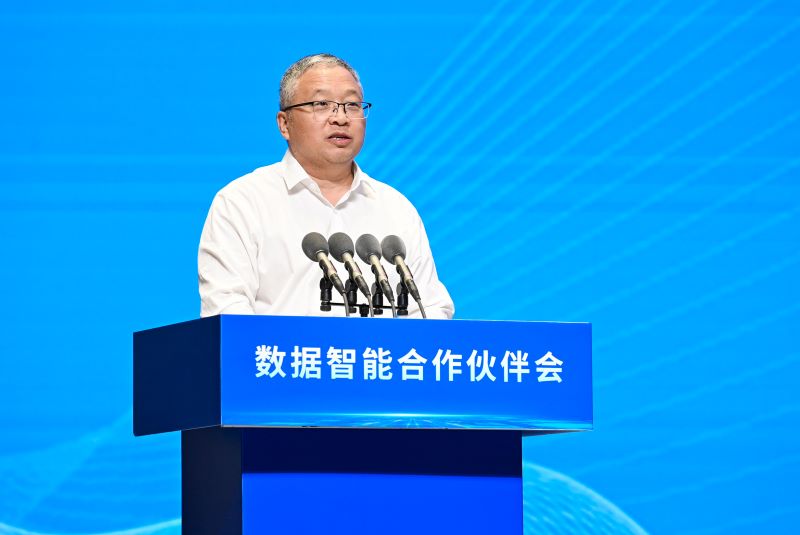 图为豫资控股集团党委书记、董事长秦建斌。
