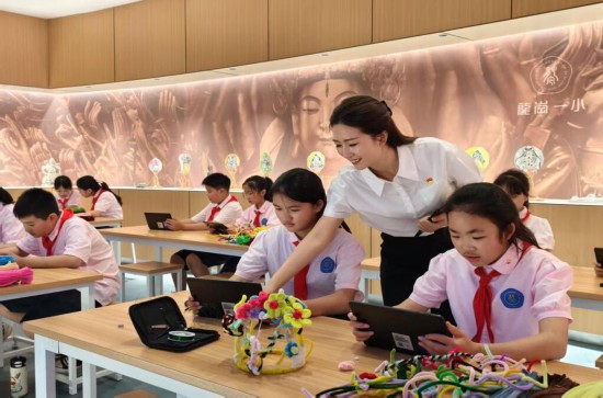 龙岗一小学生正在学习“发现石刻之美”华蔓花冠课程。