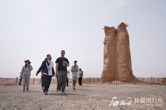 5月25日，2025上合组织国家青年文化交流营（南疆线）的嘉宾们参观了克孜尔尕哈烽燧。