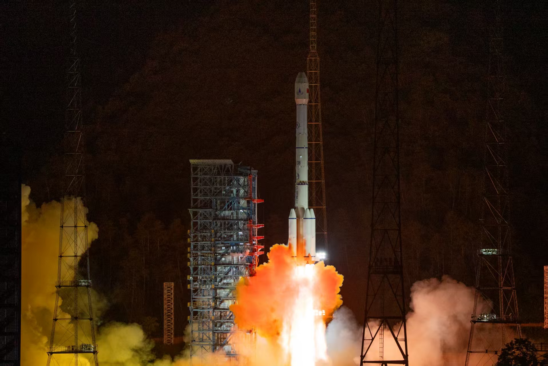 天问二号任务发射圆满成功。郭文彬摄