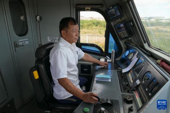 5月31日，在蒙内铁路内罗毕站，机车驾驶员蒋立平在即将开往蒙巴萨的E2次列车上进行准备工作。新华社记者 杨光 摄