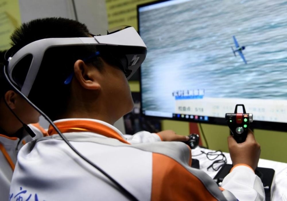 北京市八一学校的学生在北京市中小学生特色科技活动展示上体验VR技术（2018年11月24日摄）新华社记者 罗晓光 摄。