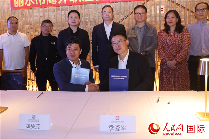 浙江省青田华侨实验高级中学与巴西里约中国国际学校在座谈会上缔结为友好学校，青田县人民政府侨务办公室主任季爱军和担任巴西里约中国国际学校董事长的郑侠茂作为代表签署协议。 人民网记者 时元皓摄