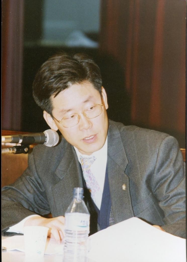 20世纪90年代中后期，李在明作为人权律师积极保护弱势群体权益。图片来源： 李在明竞选团队