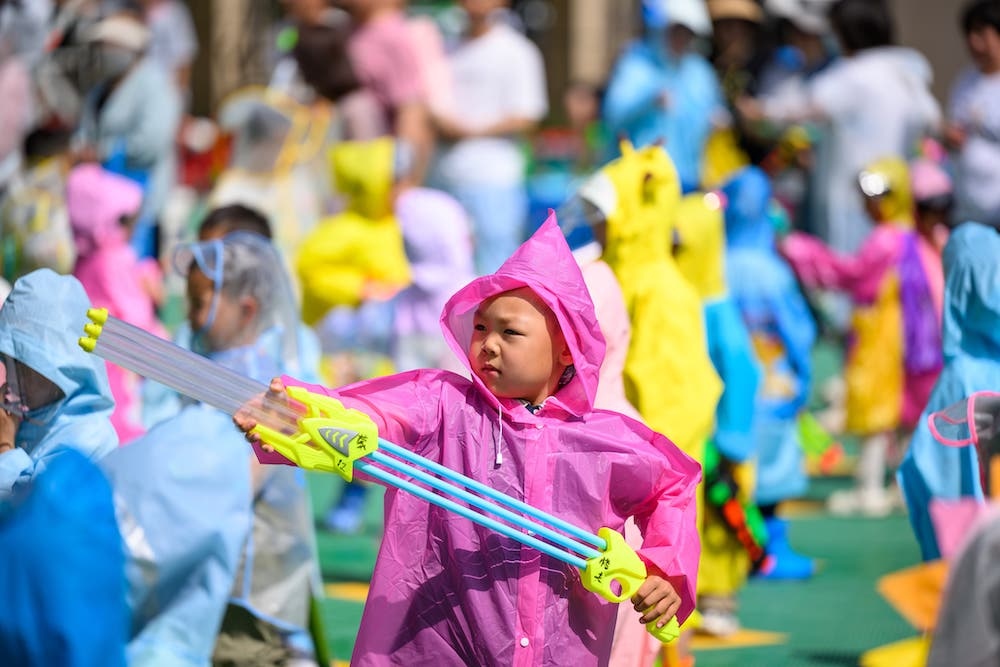 呼和浩特一幼儿园小朋友与家长集体打水仗