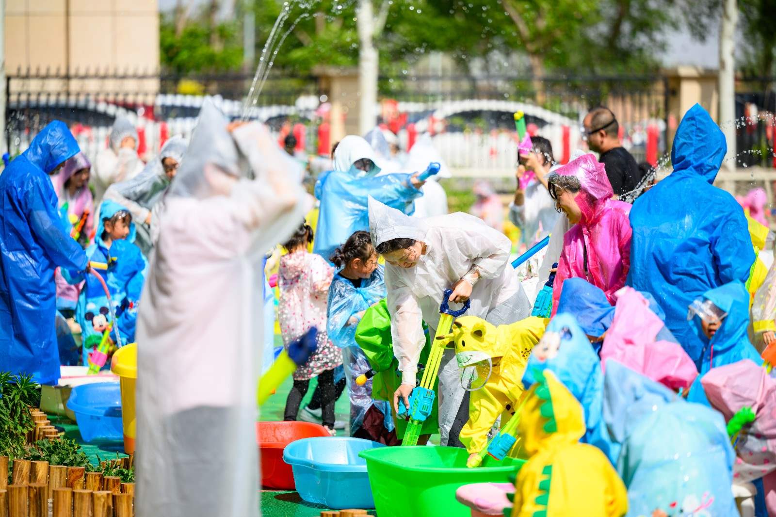 呼和浩特一幼儿园小朋友与家长集体打水仗