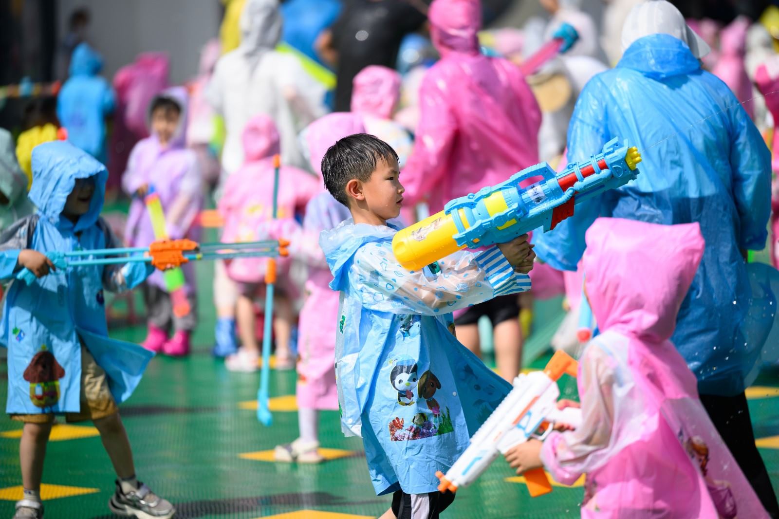 呼和浩特一幼儿园小朋友与家长集体打水仗