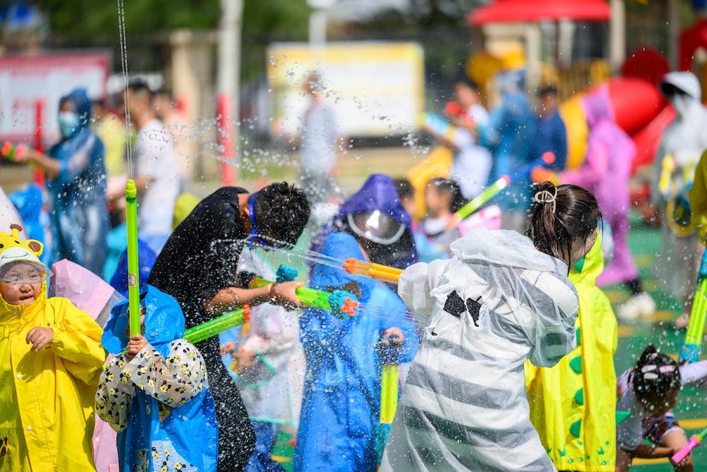 呼和浩特一幼儿园小朋友与家长集体打水仗