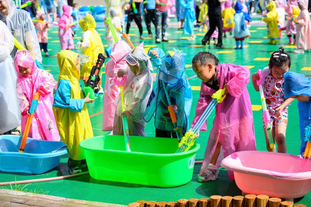 呼和浩特一幼儿园小朋友与家长集体打水仗