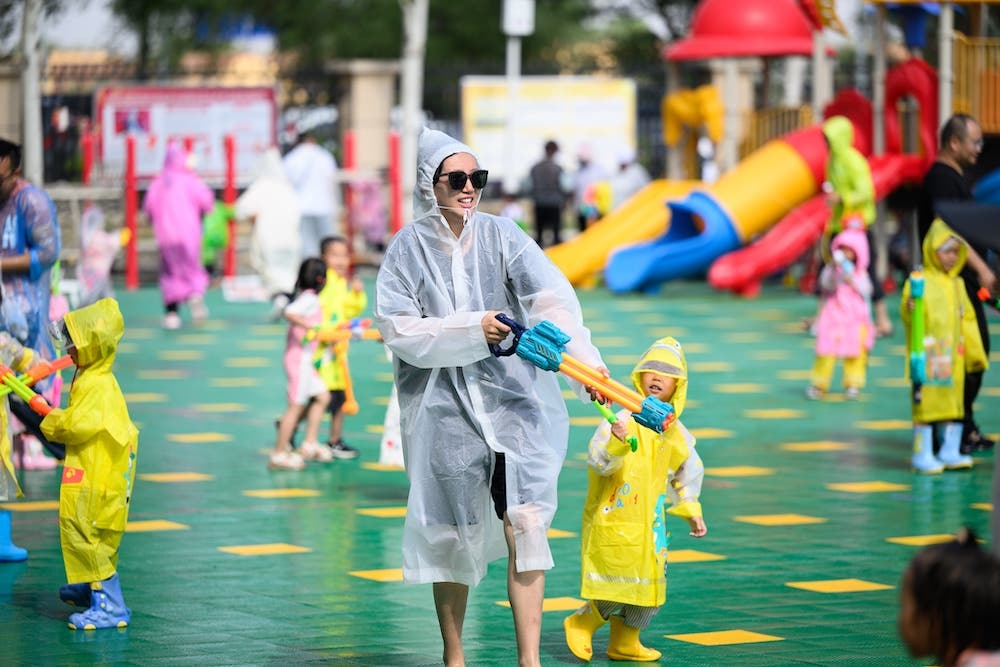 呼和浩特一幼儿园小朋友与家长集体打水仗