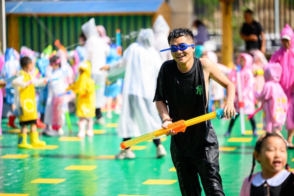 呼和浩特一幼儿园小朋友与家长集体打水仗