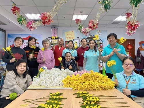 唐占鑫带领团队为2022年北京冬奥会和冬残奥会制作颁奖花束。受访者供图