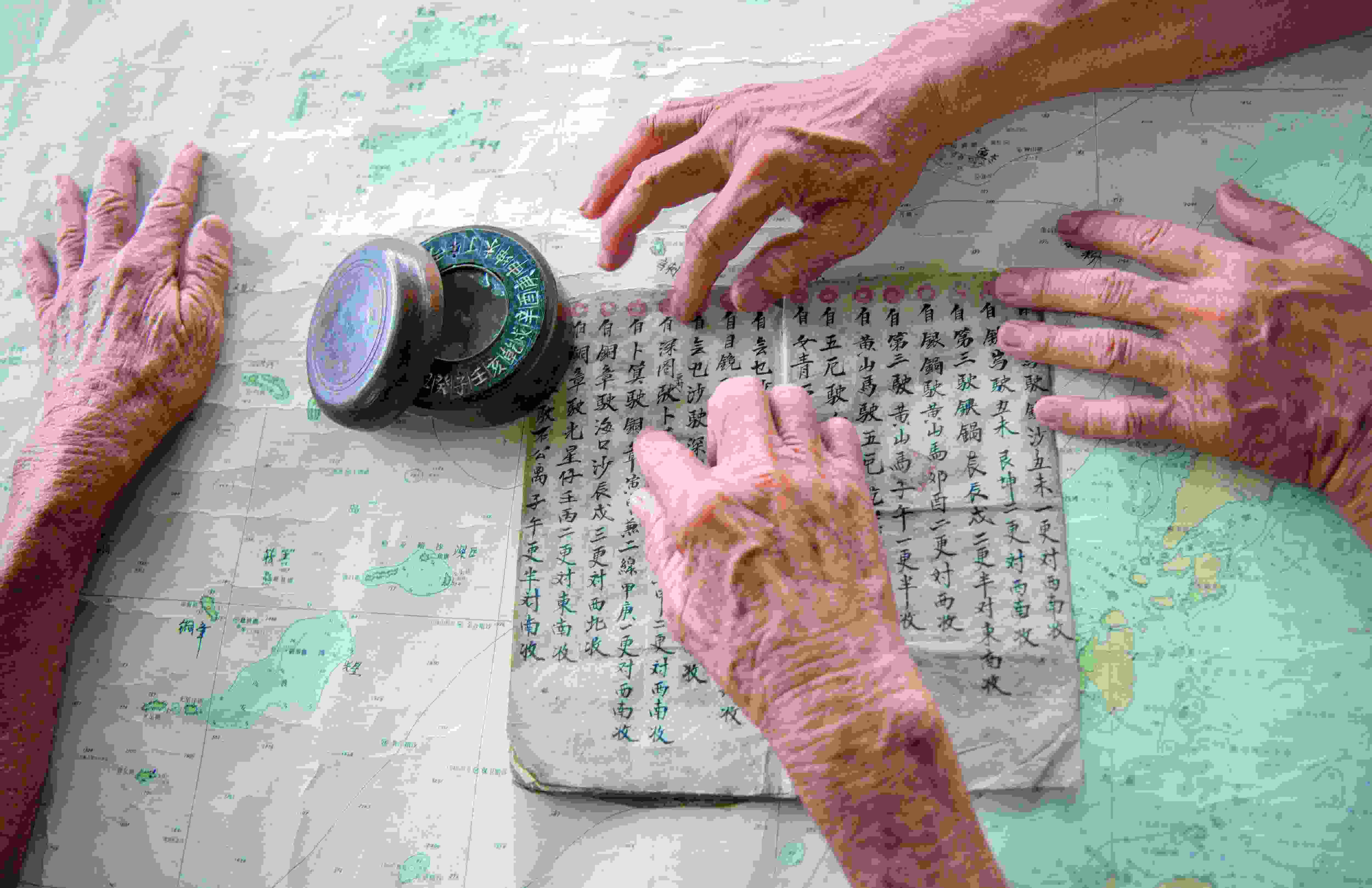《更路簿》是中国海南渔民用方言撰写的航海手册，记录了南海海域的100多处地名和重要的海洋资讯。其最早出现在元代，盛行于明末、清代和民国时期。
