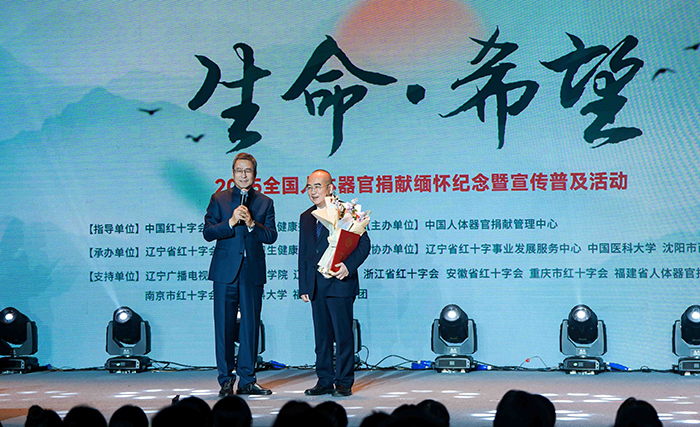 中国红十字会副会长白岩松在现场采访“人民英雄”张定宇教授。主办方供图