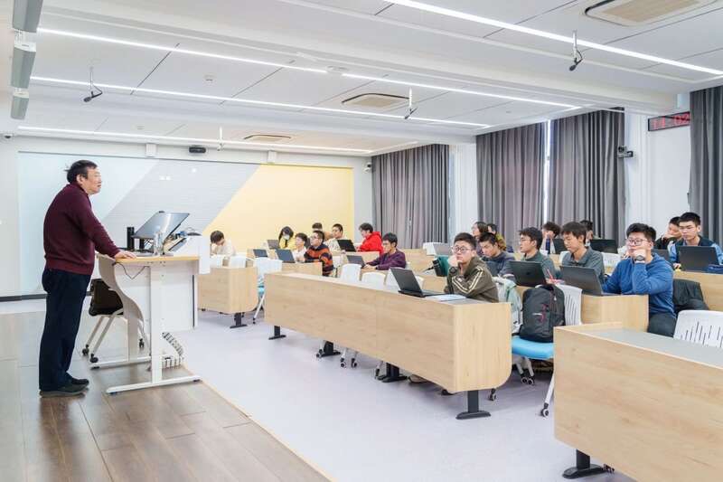 北航面向全校本科生开设《人工智能导论》通识必修课。校方供图