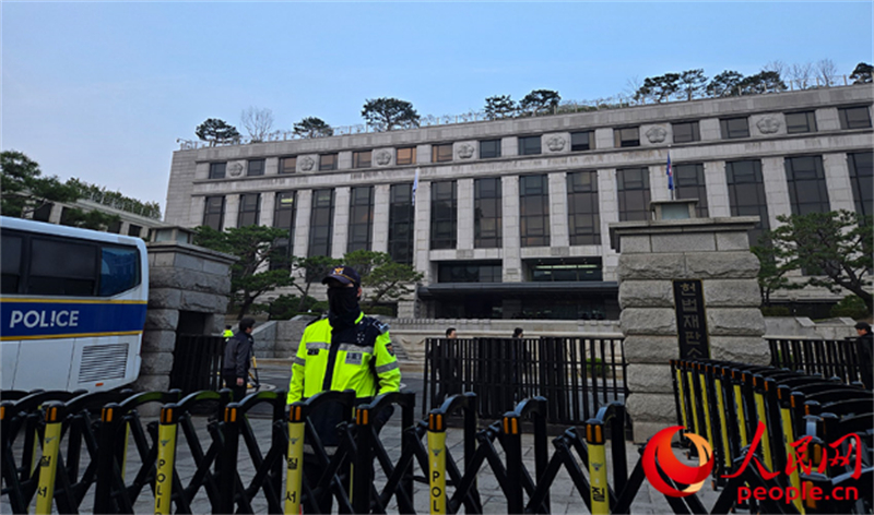 4月4日早7点，韩国宪法法院正门。人民网 李帆摄