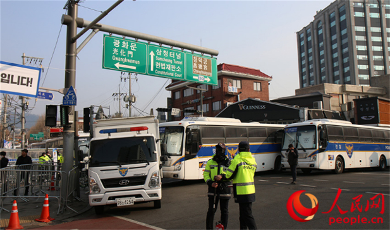 4月4日早8点，警车封锁韩国宪法法院路口入口处。人民网 李帆摄
