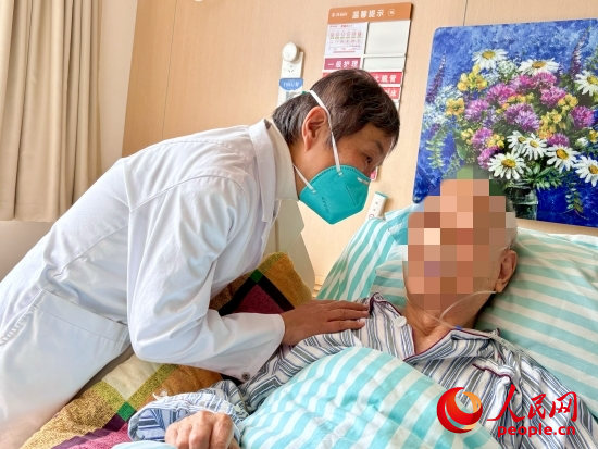 秦苑查房时询问患者情况。人民网 陈叶欣摄