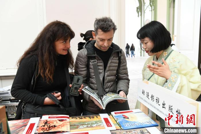 当地时间4月11日，2025年巴黎图书节在巴黎大皇宫揭幕。中国出版代表团携千余种中国精品图书亮相展会。 中新社记者 李洋 摄